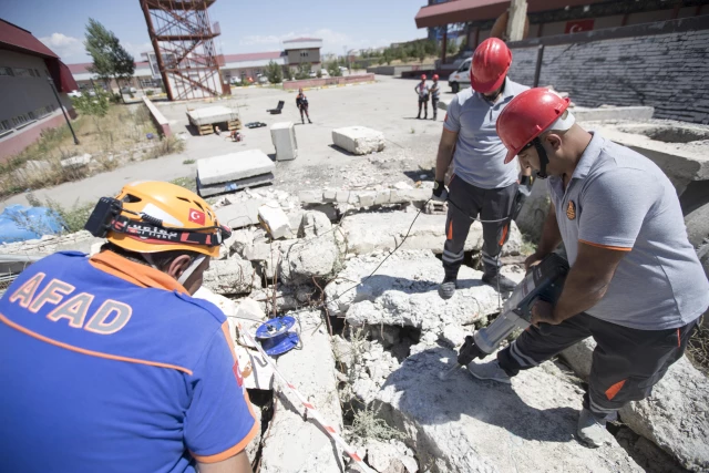 TEDBİRİ HAYAT KURTARAN AFET: ZELZELE - Marmara Depremi'nin akabinde alınan önlemler ile verilen eğitimler hayat kurtarıyor