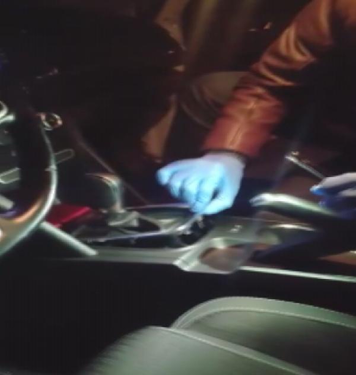 OTOMOBİLDE YAPILAN ARAMADA VİTES KUTUSUNDA SİLAH BULUNDU