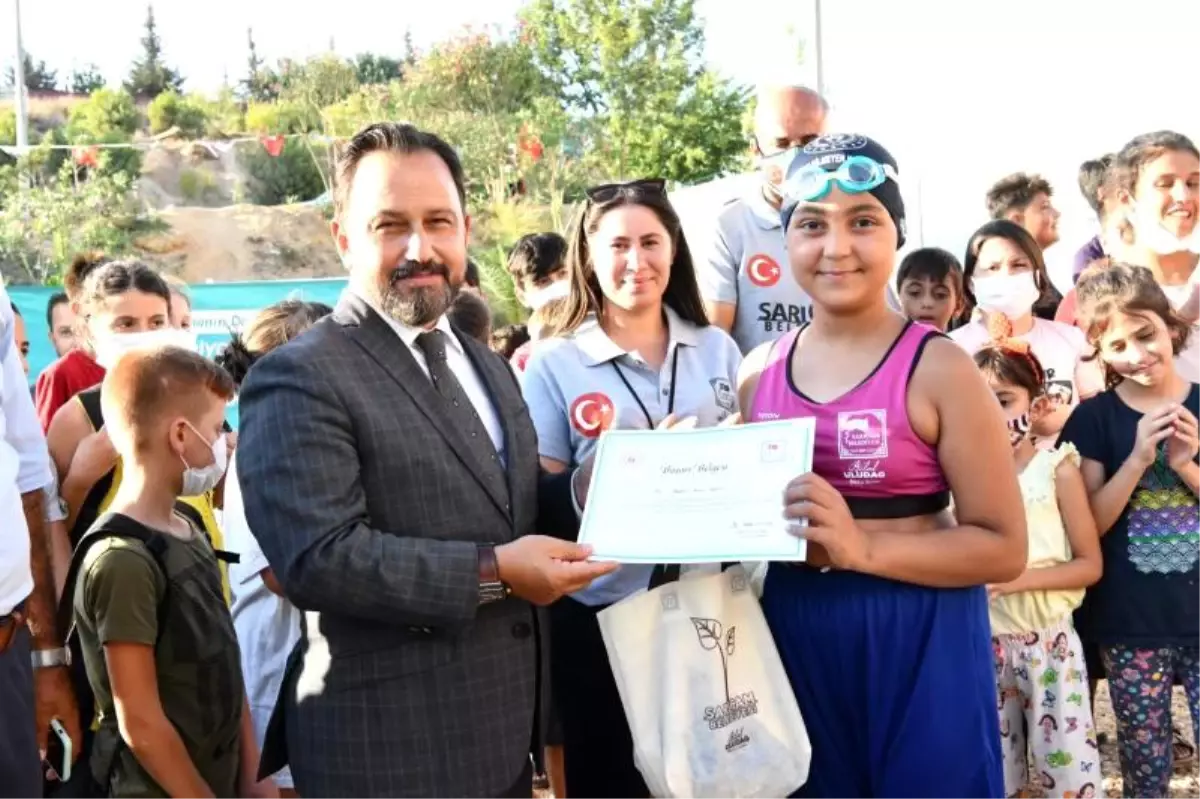 SARIÇAM'DA YAZ SPOR OKULLARI YÜZME KURSUNA KATILAN ÖĞRENCİLERE SERTİFİKALARI VERİLDİ