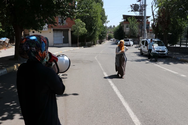 Sokak sokak dolaşıp Türkçe ve Kürtçe anonslarla aşı çağrısı yapıyor