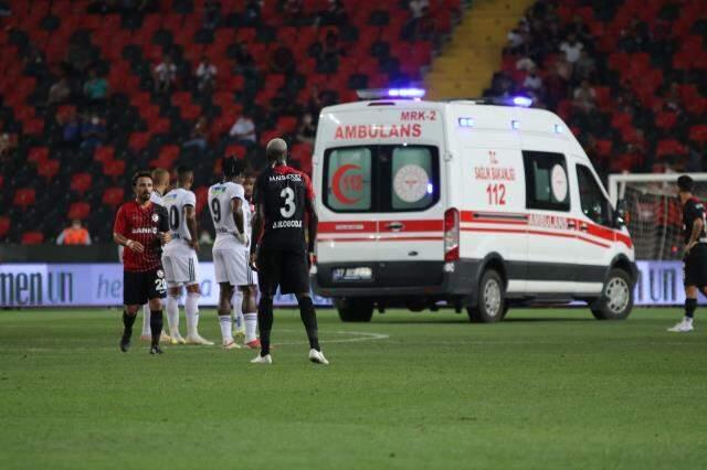 Son Dakika: Gaziantep FK-Beşiktaş maçında N'Sakala bir anda yerde kaldı ve ambulansla hastaneye götürüldü