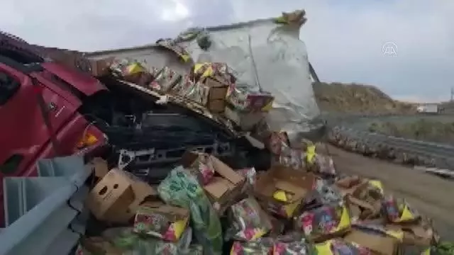 Son dakika haberleri... 2 tırın çarpıştığı kazada 1 kişi öldü