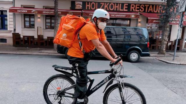 Afganistan'ın eski İrtibat ve Teknoloji Bakanı Saadat, Almanya'da bisikletli yemek kuryeliği yapıyor