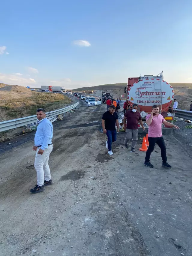 Son dakika haberleri... 2 tırın çarpıştığı kazada 1 kişi öldü