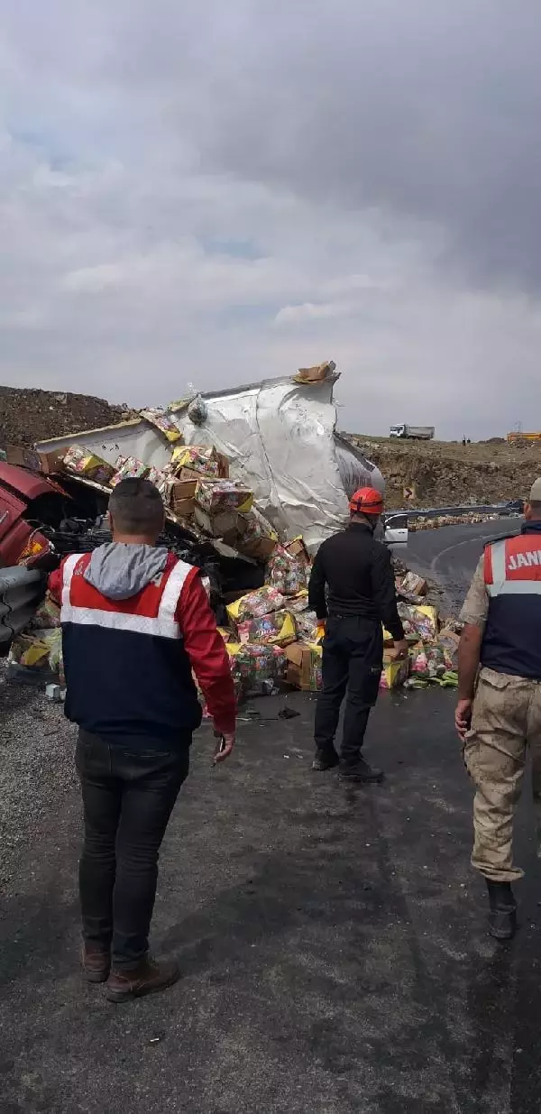 AĞRI'DA AKARYAKIT TANKERİ TIR'LA ÇARPIŞTI 1 ÖLÜ