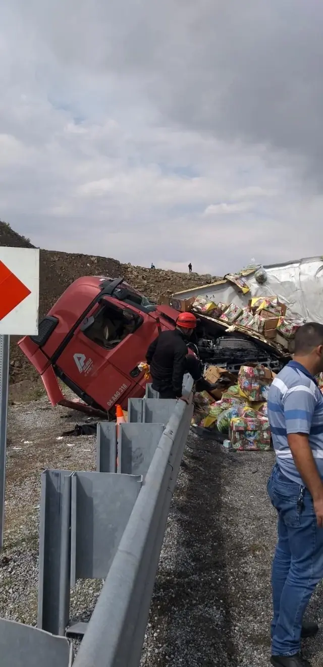 Son dakika haberleri... 2 tırın çarpıştığı kazada 1 kişi öldü