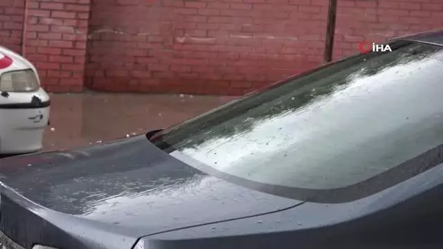 Ardahan'ı sağanak yağış ve dolu vurdu, sokaklar sele döndü