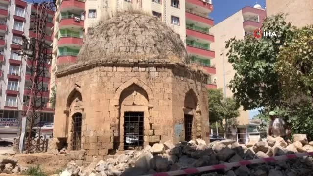 Artuklular periyodundan kalan tarihi kümbetin onarımı sırasında 3 mezar bulundu
