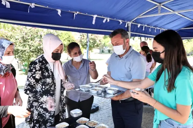 Belediyede aşure dağıtıldı