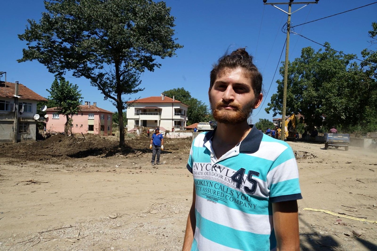 Son dakika yaşam: Boyunu aşan sel sularına rağmen sörf tahtasıyla 4 kişiyi kurtardı - Vimarsana News