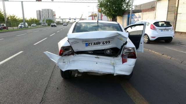 İki otomobilin karıştığı kazada kemerini takmayan yolcu yaralandı