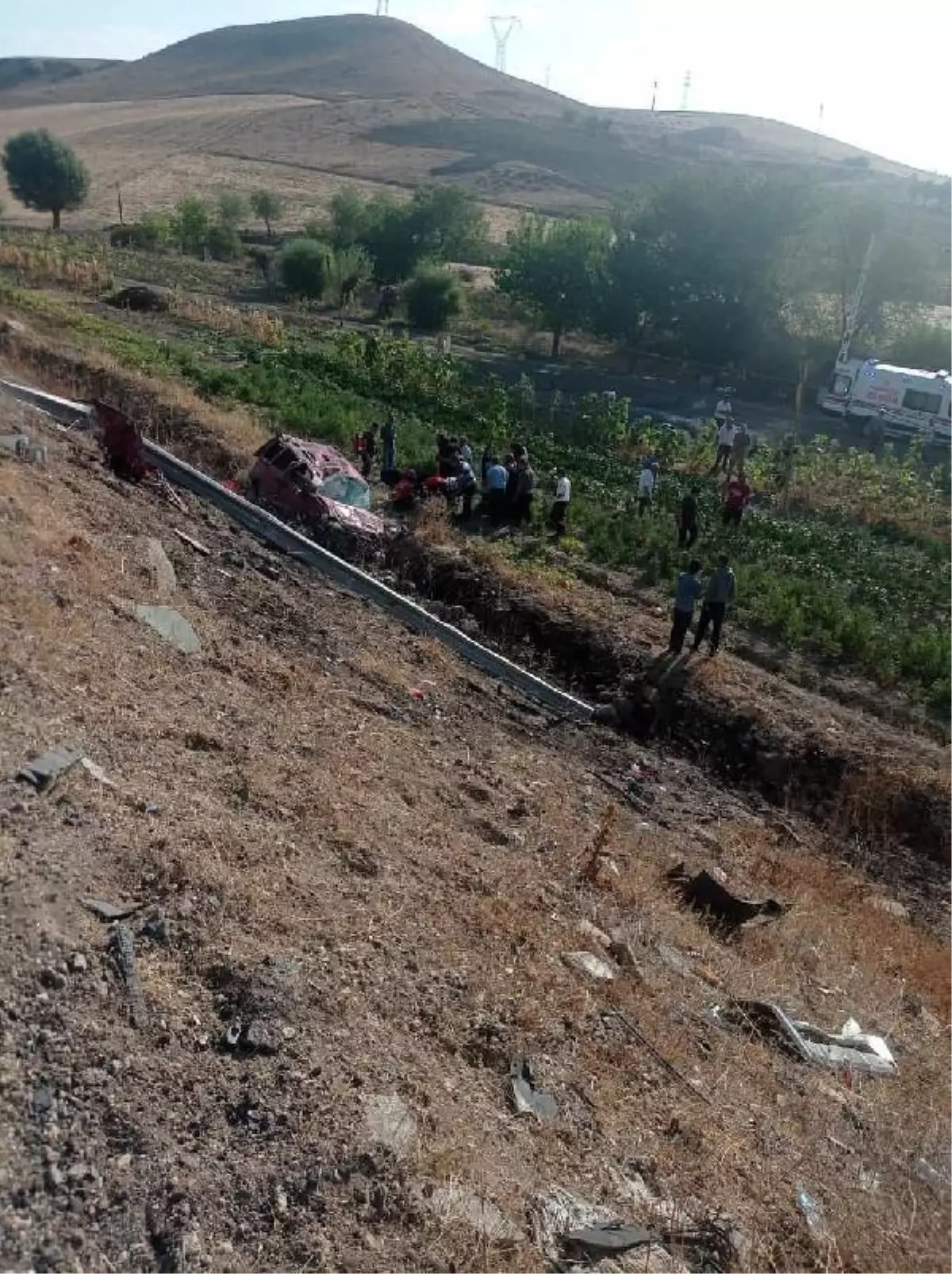 Elazığ'da hafif ticari araç şarampole yuvarlandı: 1 ölü 4 yaralı