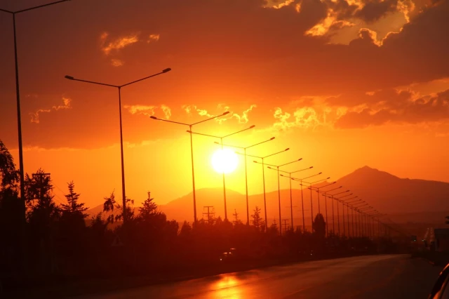Erzurum'da güneşin masallara konu olan hali görenleri büyüledi
