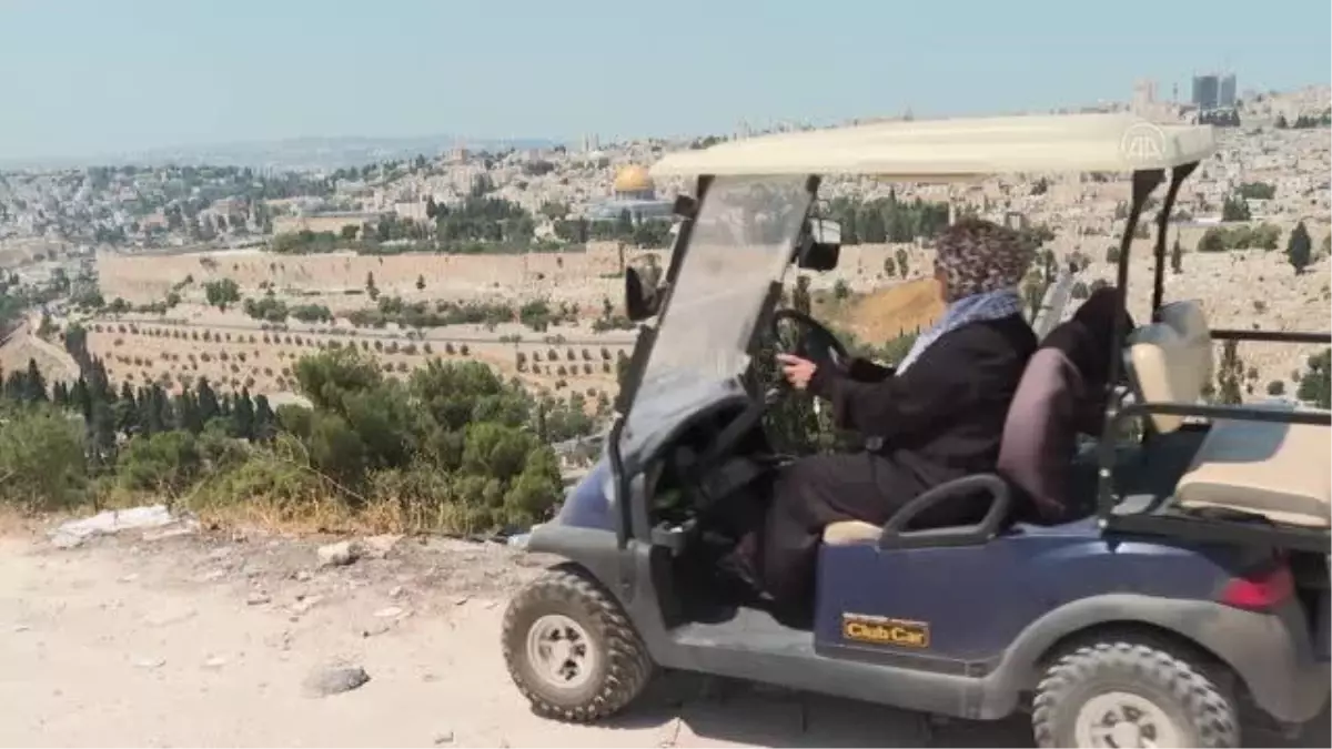 Filistinli Nefise Huveys, hasret kaldığı Mescid-i Aksa yolcularını 'tuk tuk' aracıyla taşıyor (2)