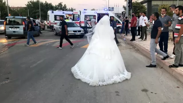 Konvoydaki araç kaza yaptı! Teyzesinin yaralandığını duyan gelin, düğünü bırakıp ambulansa koştu