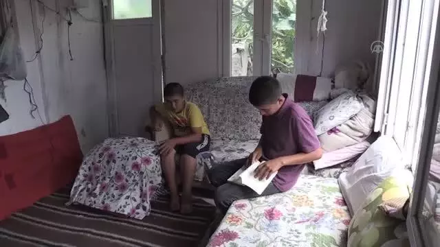 İdealist öğretmen topladığı yardımlarla zihinsel engelli öğrencisinin ailesine ev yaptırdı