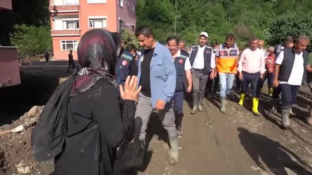 KASTAMONU - Bozkurt'ta sel mağduru kadın, Bakan Kurum'a sarılarak teşekkür etti