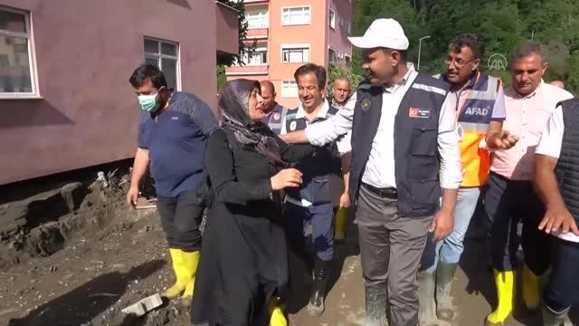 KASTAMONU - Bozkurt'ta sel mağduru kadın, Bakan Kurum'a sarılarak teşekkür etti