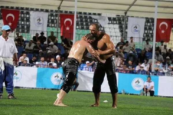 PAMUKKALE YAĞLI GÜREŞLERİ'NDE ALTIN KEMER ALİ GÜRBÜZ'ÜN OLDU