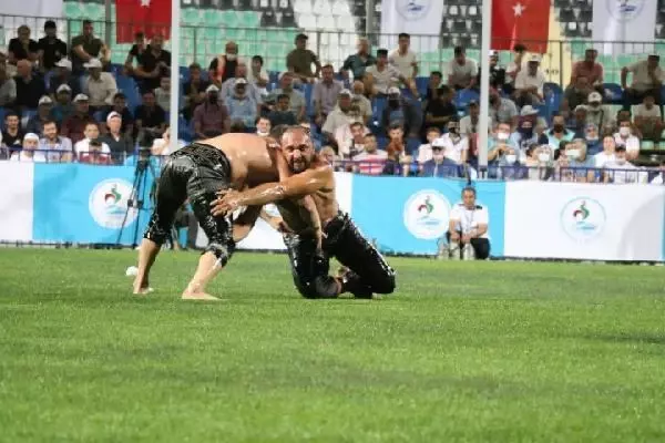 PAMUKKALE YAĞLI GÜREŞLERİ'NDE ALTIN KEMER ALİ GÜRBÜZ'ÜN OLDU
