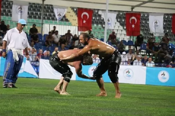 PAMUKKALE YAĞLI GÜREŞLERİ'NDE ALTIN KEMER ALİ GÜRBÜZ'ÜN OLDU
