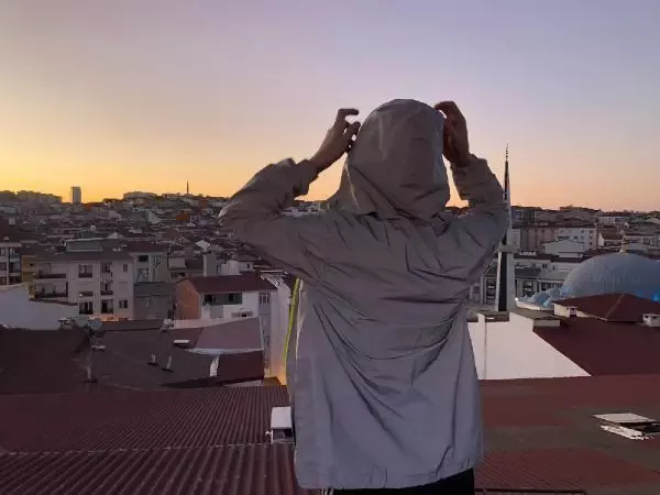 POZ VERİRKEN ÇATIDAN DÜŞEN KÜBRA, TOPRAĞA VERİLDİ