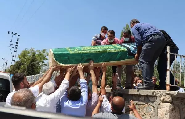 POZ VERİRKEN ÇATIDAN DÜŞEN KÜBRA, TOPRAĞA VERİLDİ