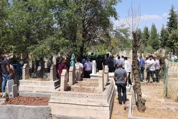 POZ VERİRKEN ÇATIDAN DÜŞEN KÜBRA, TOPRAĞA VERİLDİ