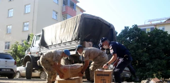 Son Dakika | KASTAMONU - Sel bölgesindeki askerler vatandaşların eşyalarının taşınmasına da yardım ediyor