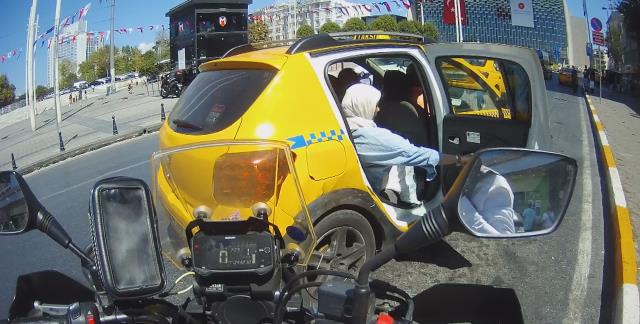 Taksim'de turistlerin taksici isyanı! Taksimetre açmayıp pazarlık yaptı, anlaşamayınca da müşterileri taksiden indirdi