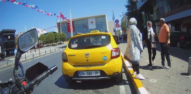 Taksim'de turistlerin taksici isyanı! Taksimetre açmayıp pazarlık yaptı, anlaşamayınca da müşterileri taksiden indirdi