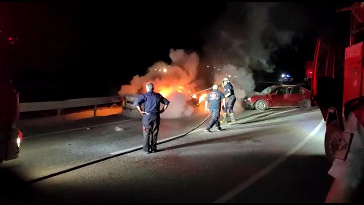 Tokat'ta bariyerlere çarpan otomobil alev aldı: 3 yaralı
