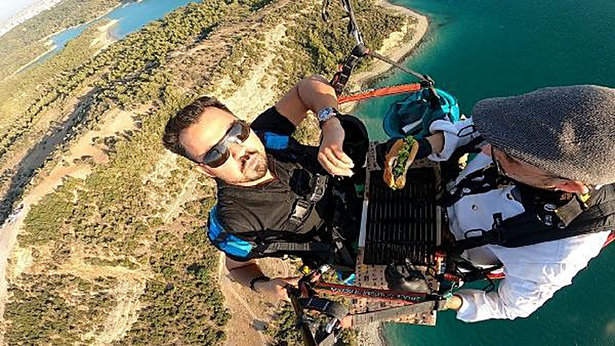 Yamaç paraşütünde hamburger pişirip yediler - Vimarsana News