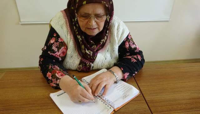 71 yaşında okuma yazma öğrenen Ayşe teyzenin ilk işi hayatını kaleme almak oldu