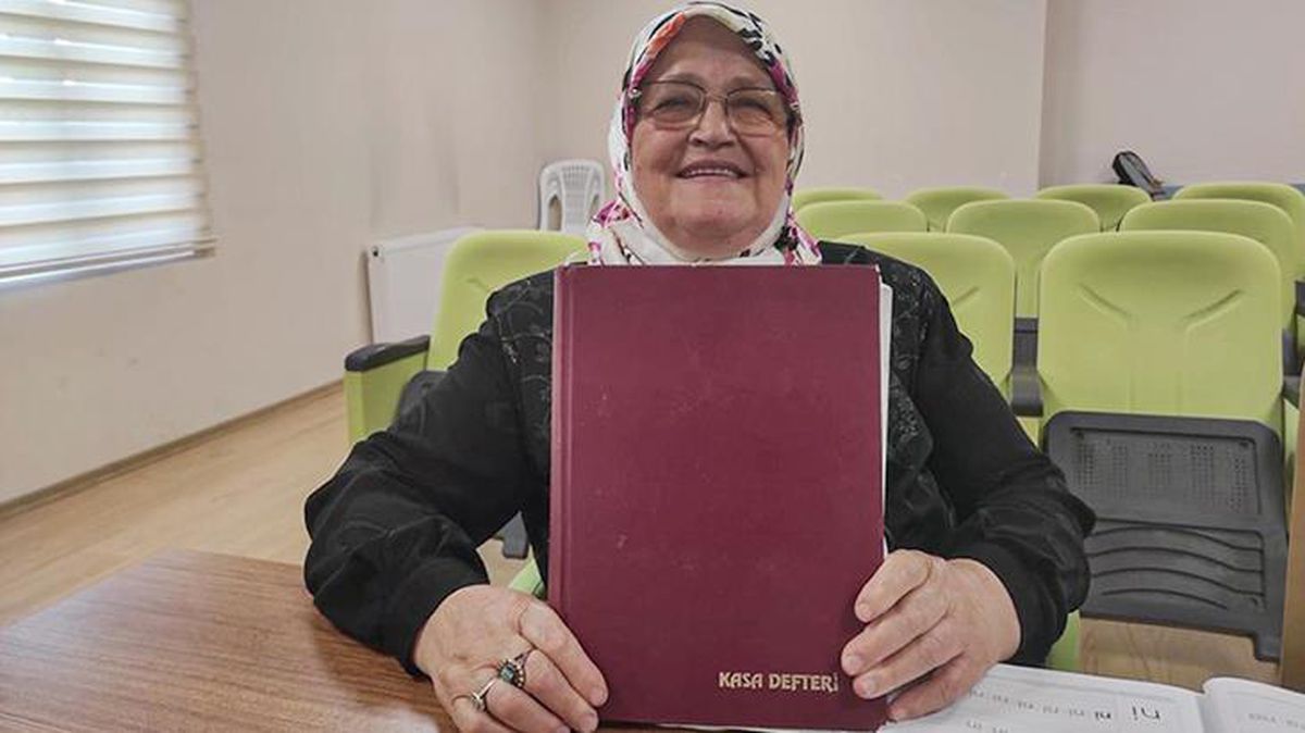 71 yaşında okuma yazma öğrenen Ayşe teyzenin ilk işi hayatını kaleme almak oldu