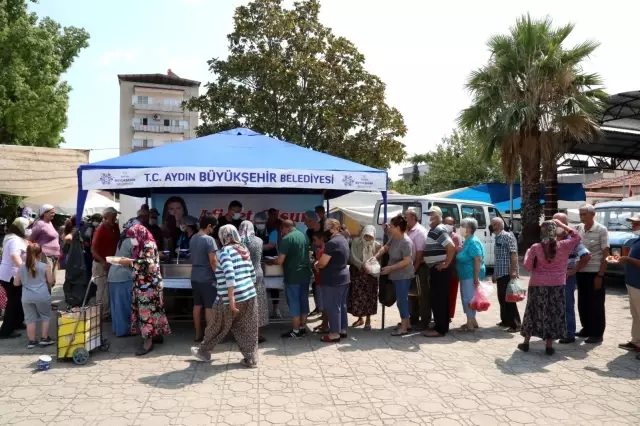 Aydın Büyükşehir Belediyesi'nden vatandaşlara aşure ikramı