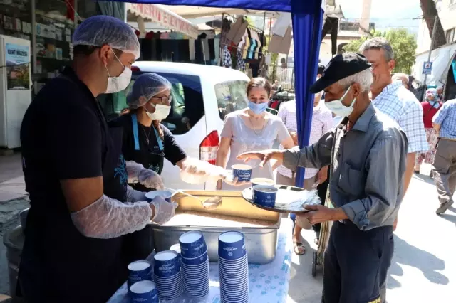 Aydın Büyükşehir Belediyesi'nden vatandaşlara aşure ikramı