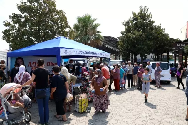 Aydın Büyükşehir Belediyesi'nden vatandaşlara aşure ikramı