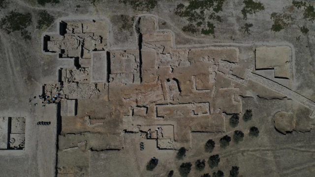 Aydın Tepecik Höyüğü'nde 3500 yıllık "seramik fırın" bulundu