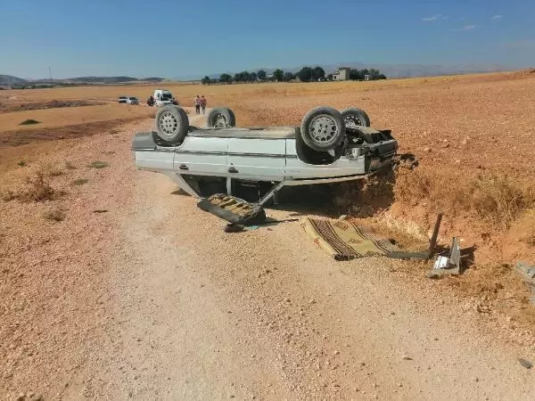 Besni'de, takla atan arabadaki 4 kişi yaralandı