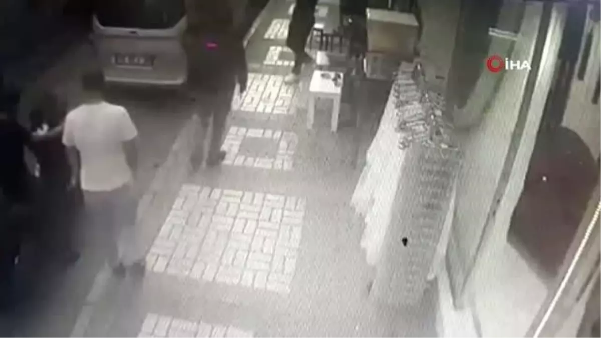 Çay ocağına silahlı saldırı kamerada: 1'i ağır 2 yaralı