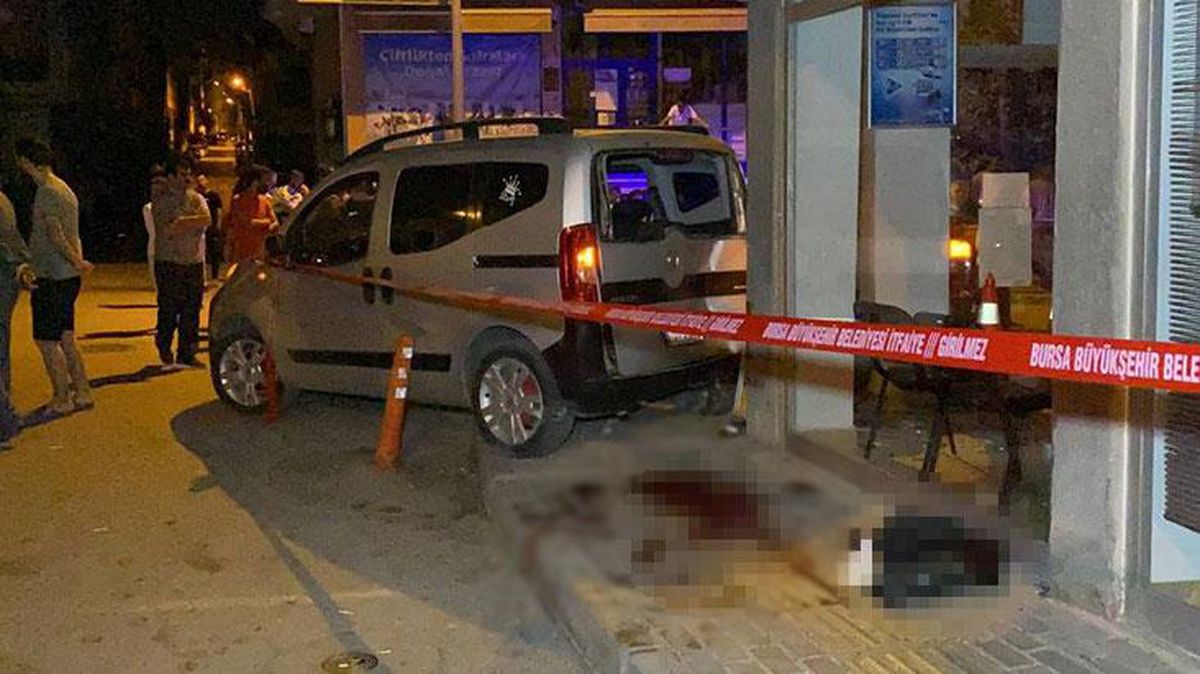 Dükkanının önünde otururken kazada savrulan ticari aracın altında kaldı! Yaşlı adam feci şekilde can verdi