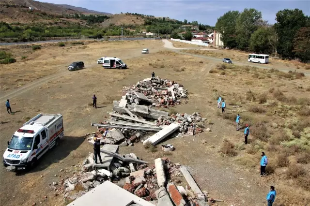 Elazığ depreminin merkez üssünde enkaz arama ve kurtarma tatbikatı