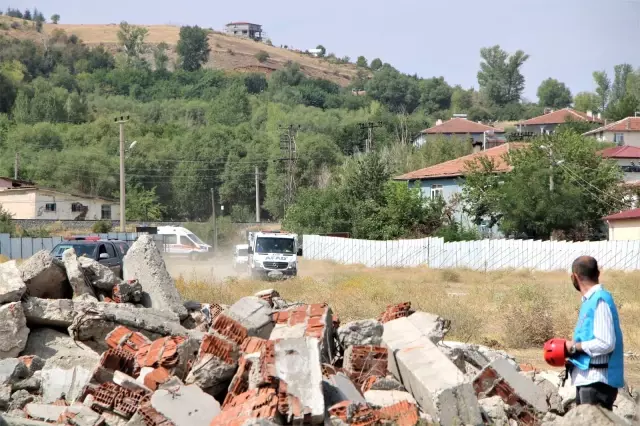 Elazığ depreminin merkez üssünde enkaz arama ve kurtarma tatbikatı