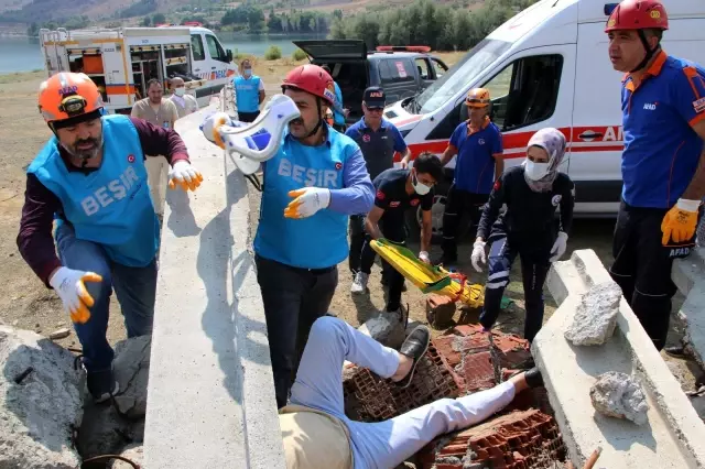 Elazığ depreminin merkez üssünde enkaz arama ve kurtarma tatbikatı