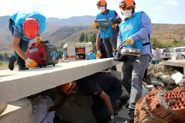 Elazığ depreminin merkez üssünde enkaz arama ve kurtarma tatbikatı