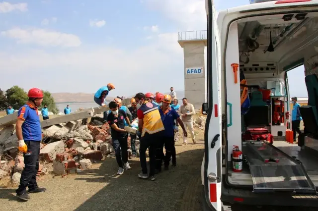 Elazığ depreminin merkez üssünde enkaz arama ve kurtarma tatbikatı