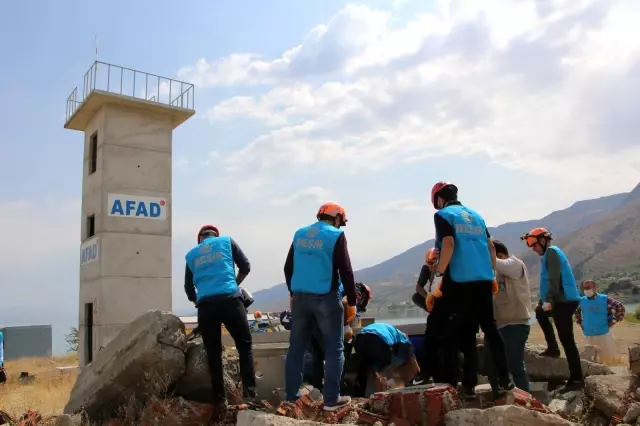 Elazığ depreminin merkez üssünde enkaz arama ve kurtarma tatbikatı