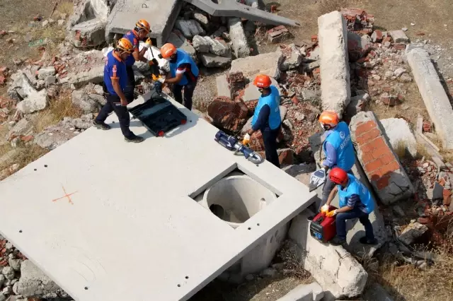 Elazığ depreminin merkez üssünde enkaz arama ve kurtarma tatbikatı