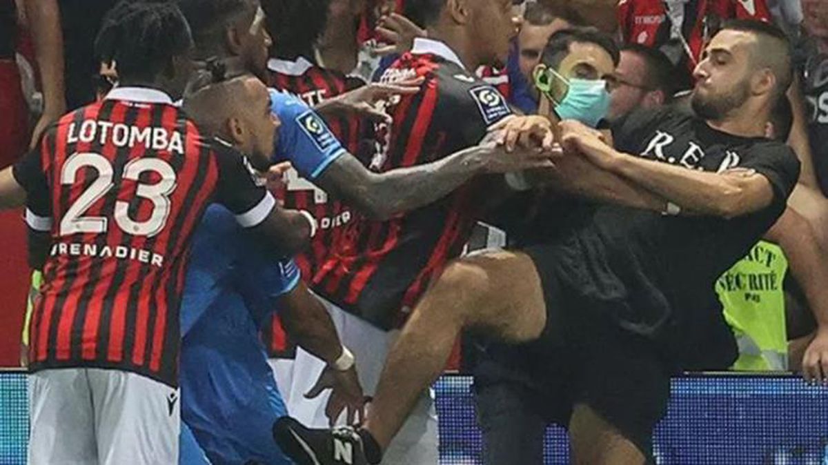 Fransa'da ortalık savaş alanına döndü! Nice taraftarı, Marsilyalı futbolculara tekme tokat saldırdı